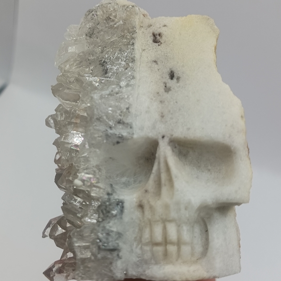 Quartz Crystal hand carved skull - Picture 2 of 10